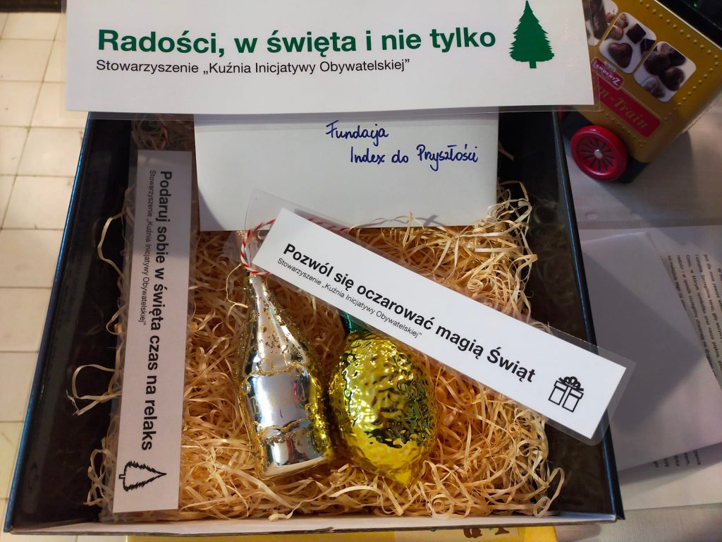 Bombki podopiecznych Bezpiecznej Twierdzy zawisły na osiedlowych choinkach w Ligocie-Panewnikach