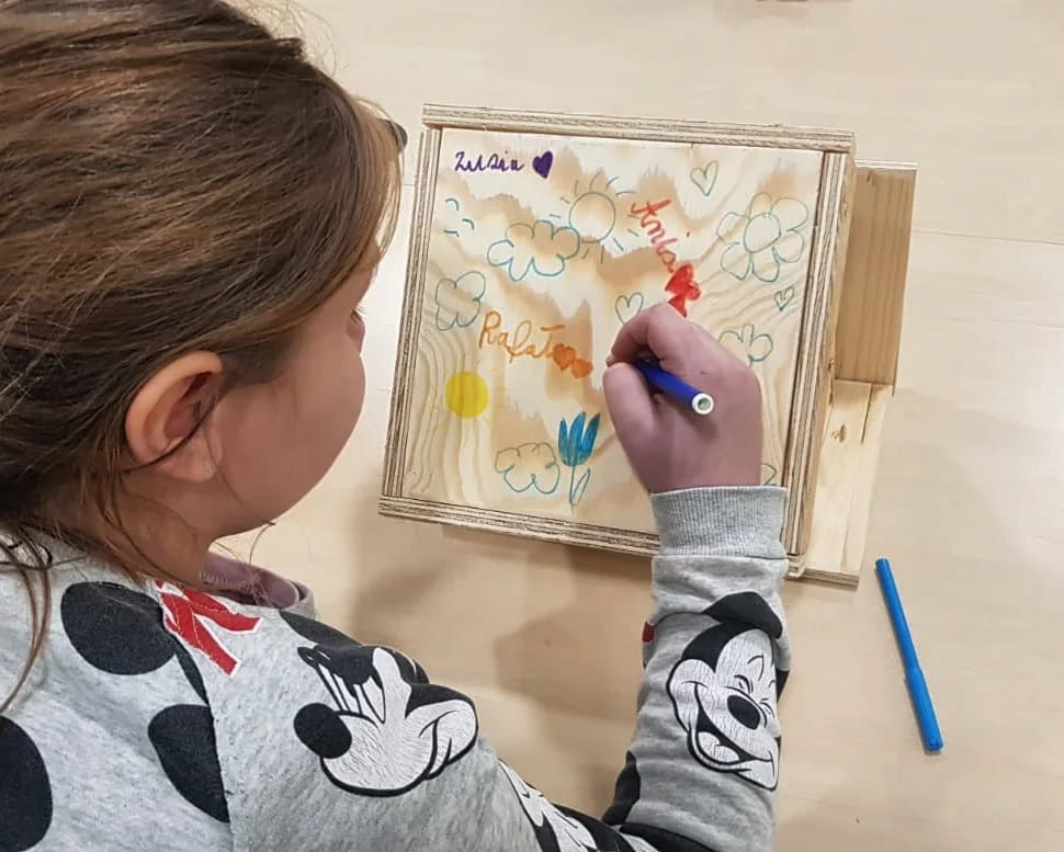 Montujemy #KATOkarmnik przed Bezpieczną Twierdzą